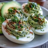 Grüne Avocado Deviled Eier