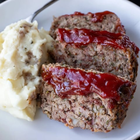 Saftiger Meatloaf mit butterartigen, cremigen Kartoffelpüree für herzliche Familienessen.
