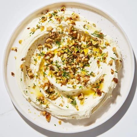 Butter Board mit Nüssen Kräutern